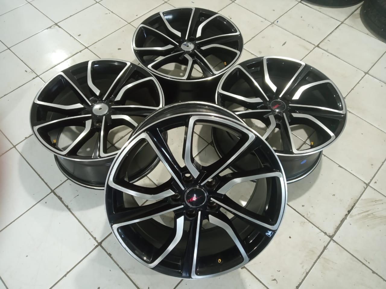 Jual velg racing untuk rush terios inova xtrail juke hrv model Misato R18