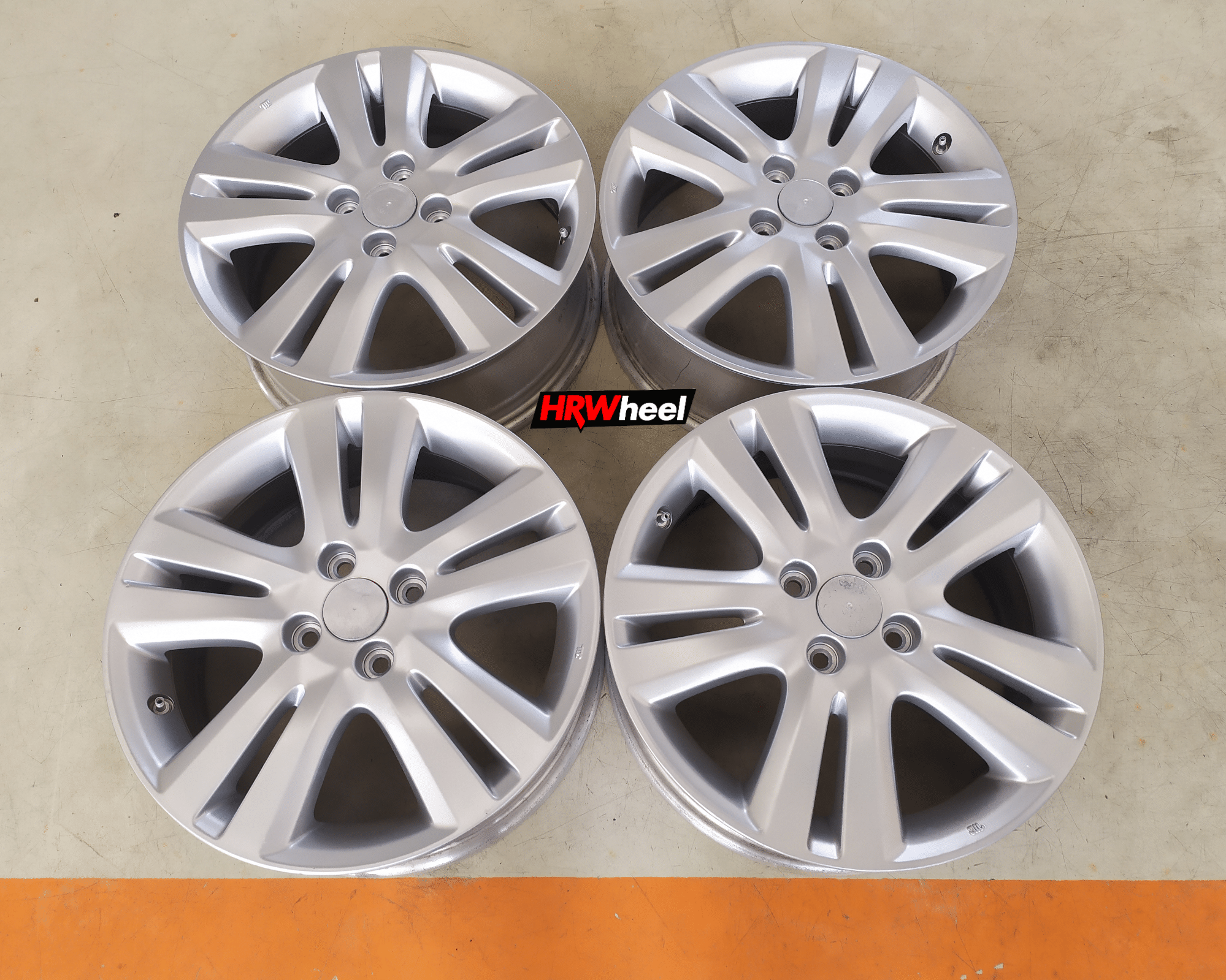 VELG BEKAS OEM HONDA JAZZ RS RING 16×6 H:4×100 ET:53 SILVER