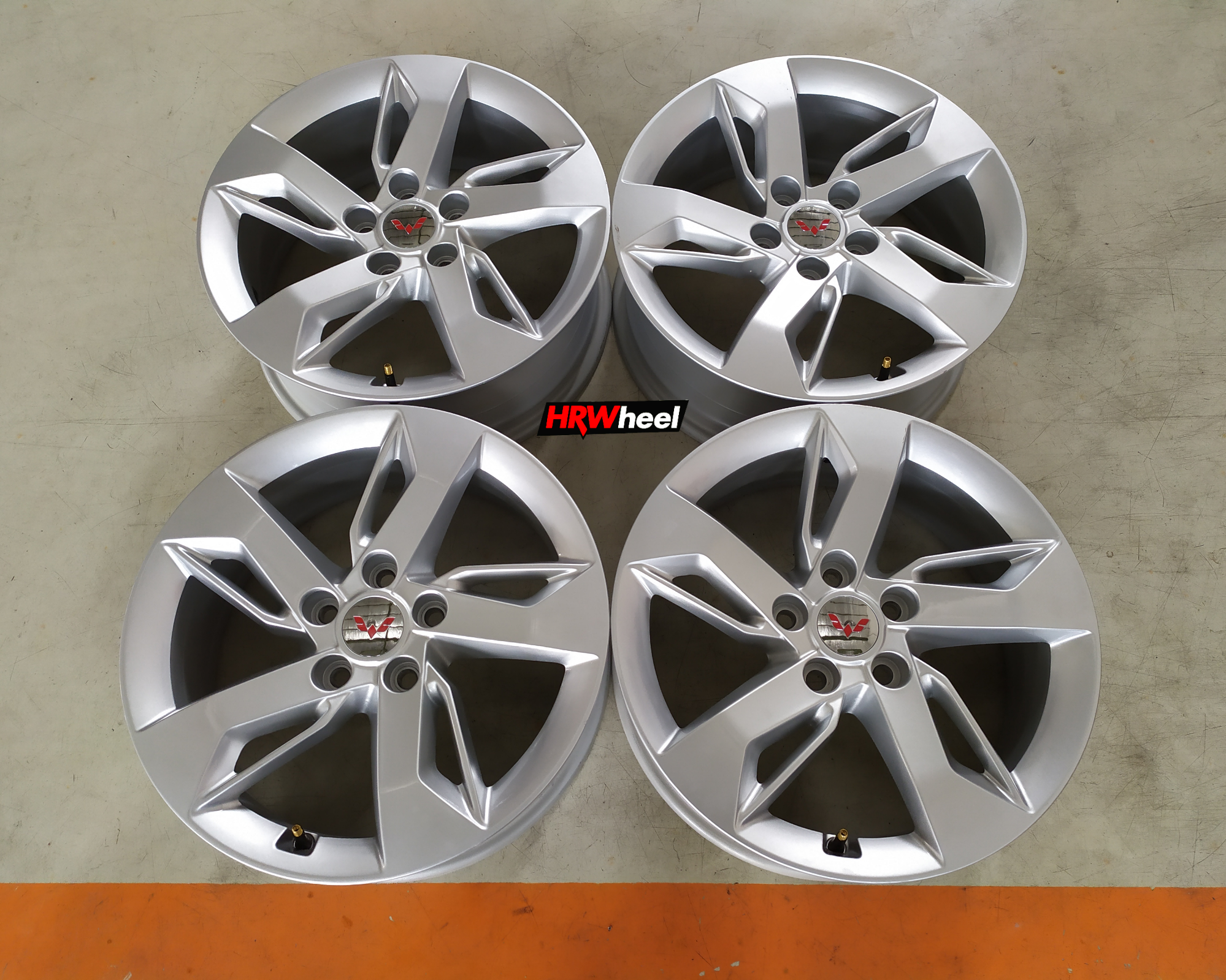 VELG BEKAS OEM WULING ALMAZ RING 17×6,5 H:5×114,3 ET:32 SILVER