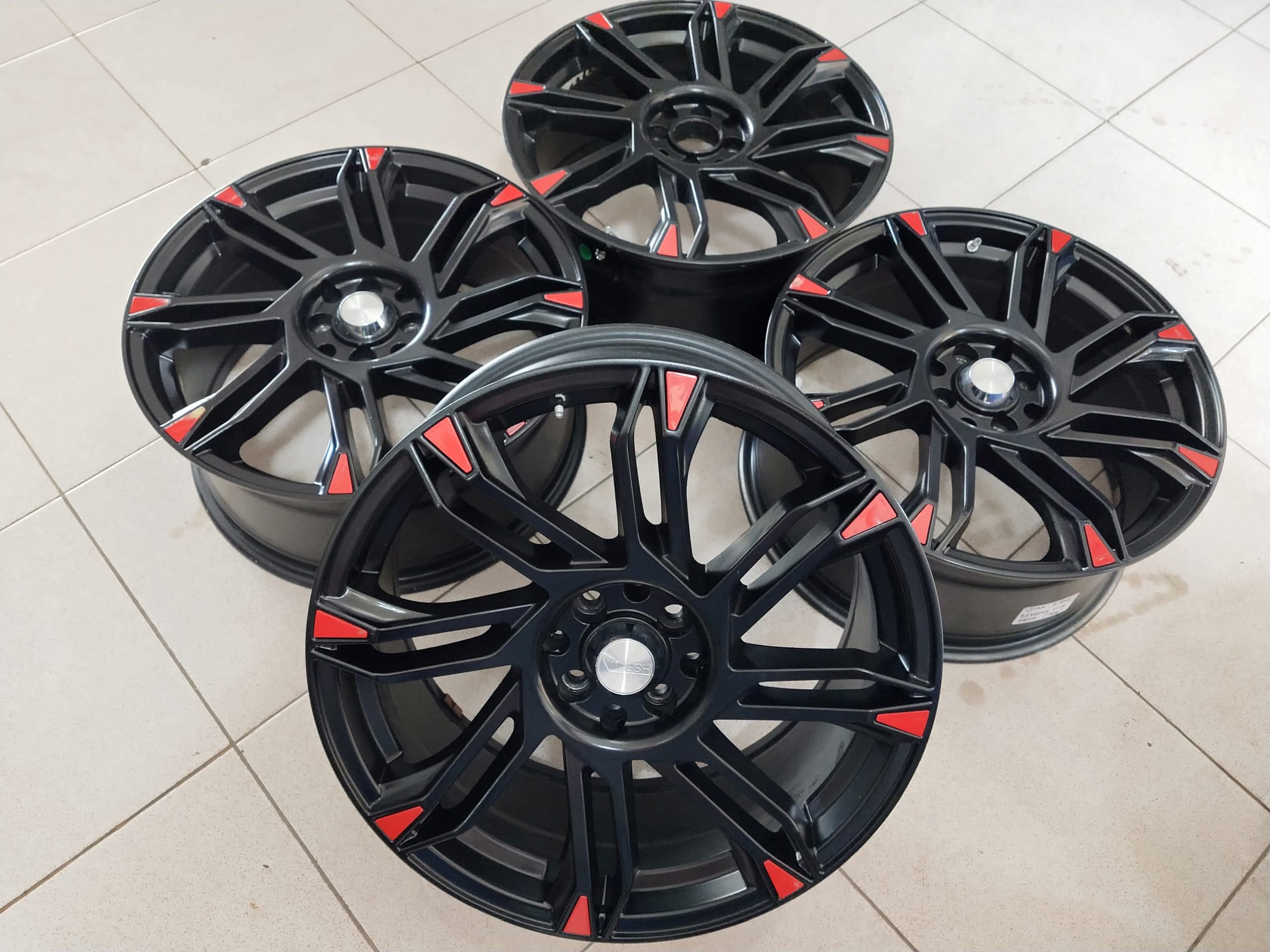 Velg bekas type sirius ring18x8 pcd8x100-114,3 et45 black red