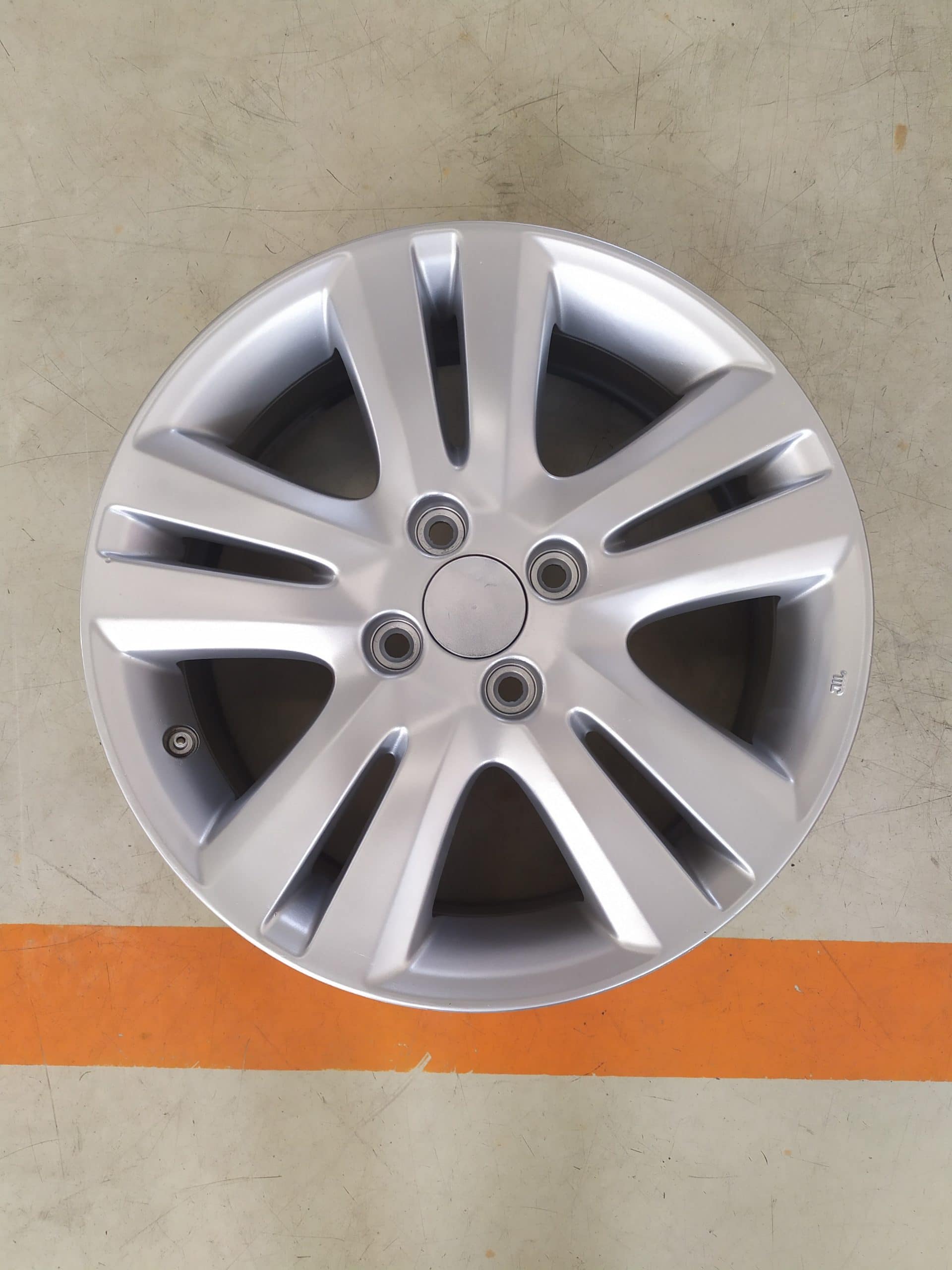 VELG BEKAS OEM HONDA JAZZ RS RING 16×6 H:4×100 ET:53 SILVER