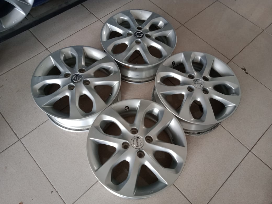 Pelek copotan mobil nissan march ring15x5,5 hole4x100 et45 silver