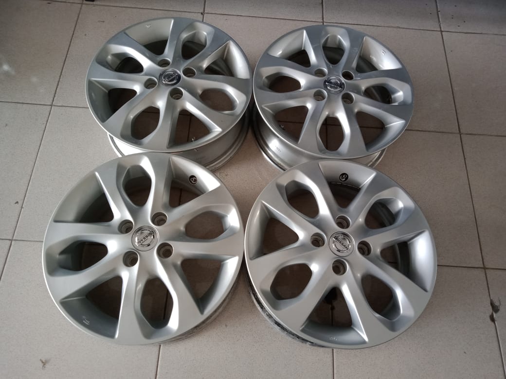 Pelek copotan mobil nissan march ring15x5,5 hole4x100 et45 silver