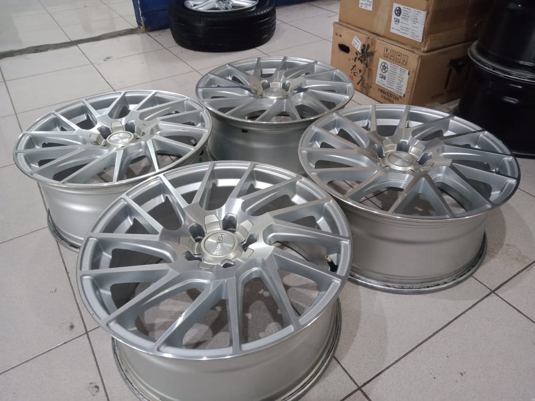 Velg racing vossen cvt ring18x8 pcd5x114,3 et45 silver polish
