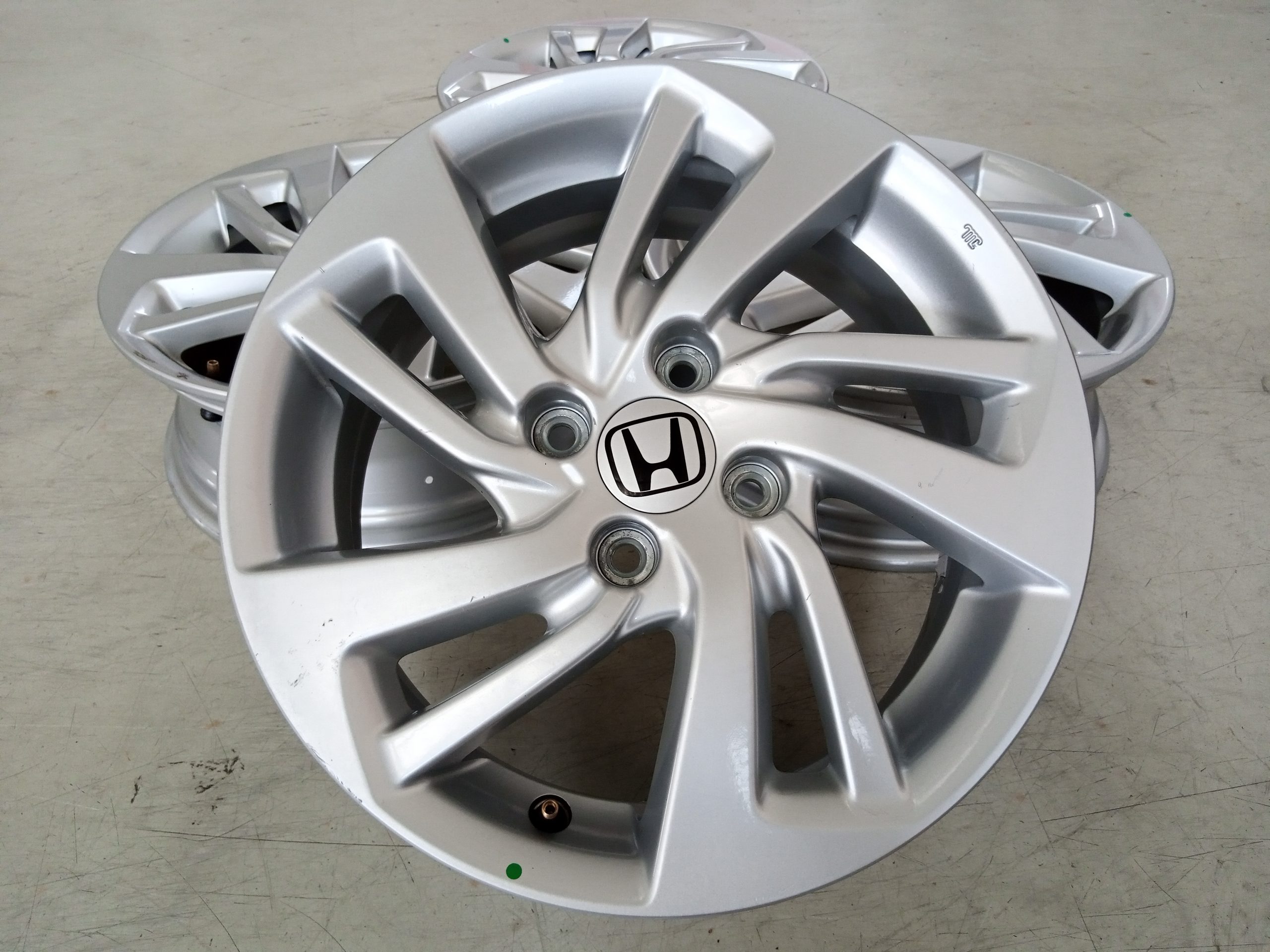 VELG BEKAS OEM HONDA JAZZ S RING 15×5,5 H:4×100 ET:45 SILVER