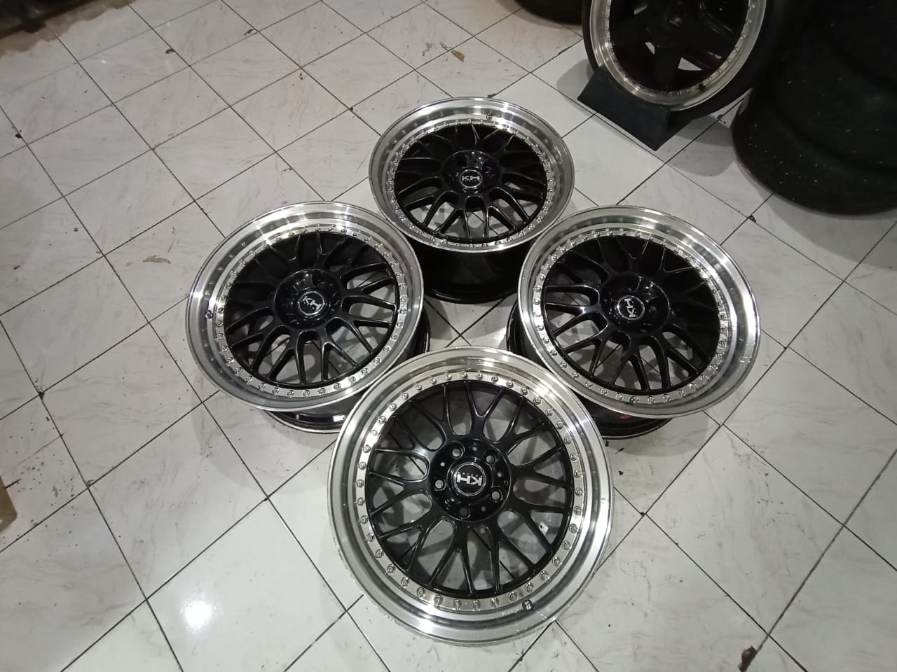 Velg Second KH DESIGN R18X8,5 5X114,3 ET35 BP Bisa Untuk Mobil Innova Xpander Hrv Biante Terios Rush dll