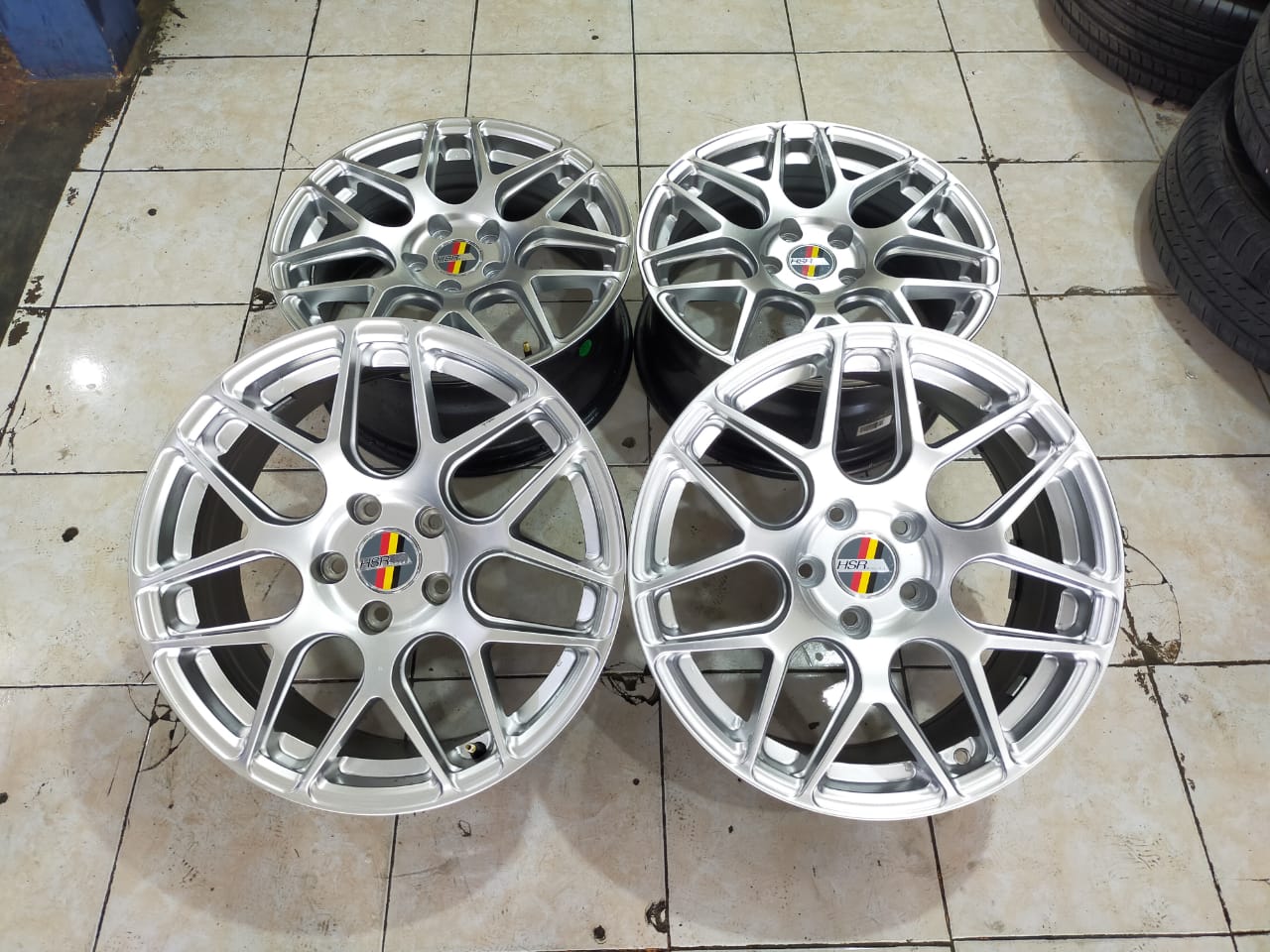 Velg Mobil Second Merk HSR MODUNG HSR R17 LEBAR 7,5 LUBANG BAUT 5  ET45