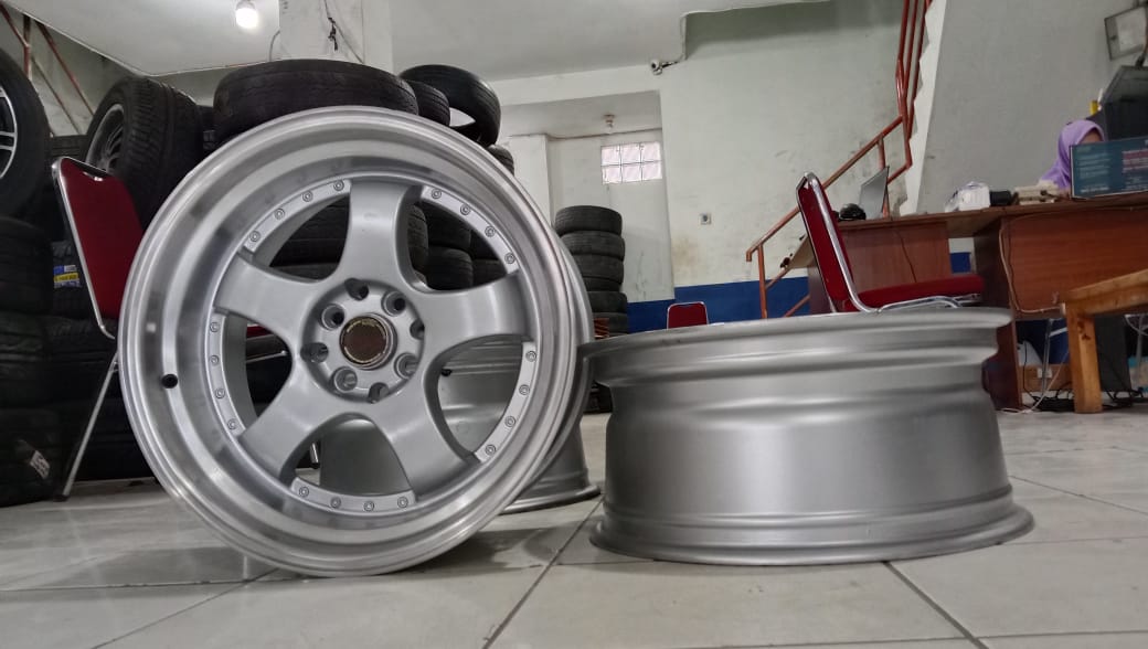 Velg mobil racing work meister ring 17 untuk jazz yaris vios swift fiesta