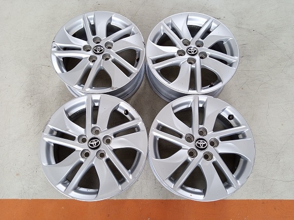 VELG BEKAS OEM TOYOTA SIENTA RING 15×5,5 ET:39 PCD:5×100 SILVER