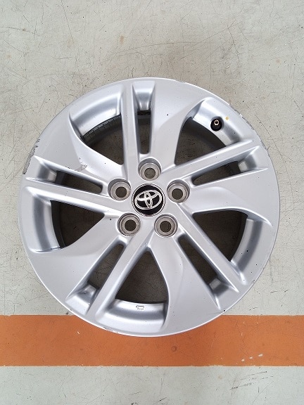 VELG BEKAS OEM TOYOTA SIENTA RING 15×5,5 ET:39 PCD:5×100 SILVER