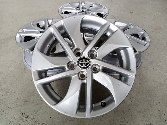 VELG BEKAS OEM TOYOTA SIENTA RING 15×5,5 ET:39 PCD:5×100 SILVER