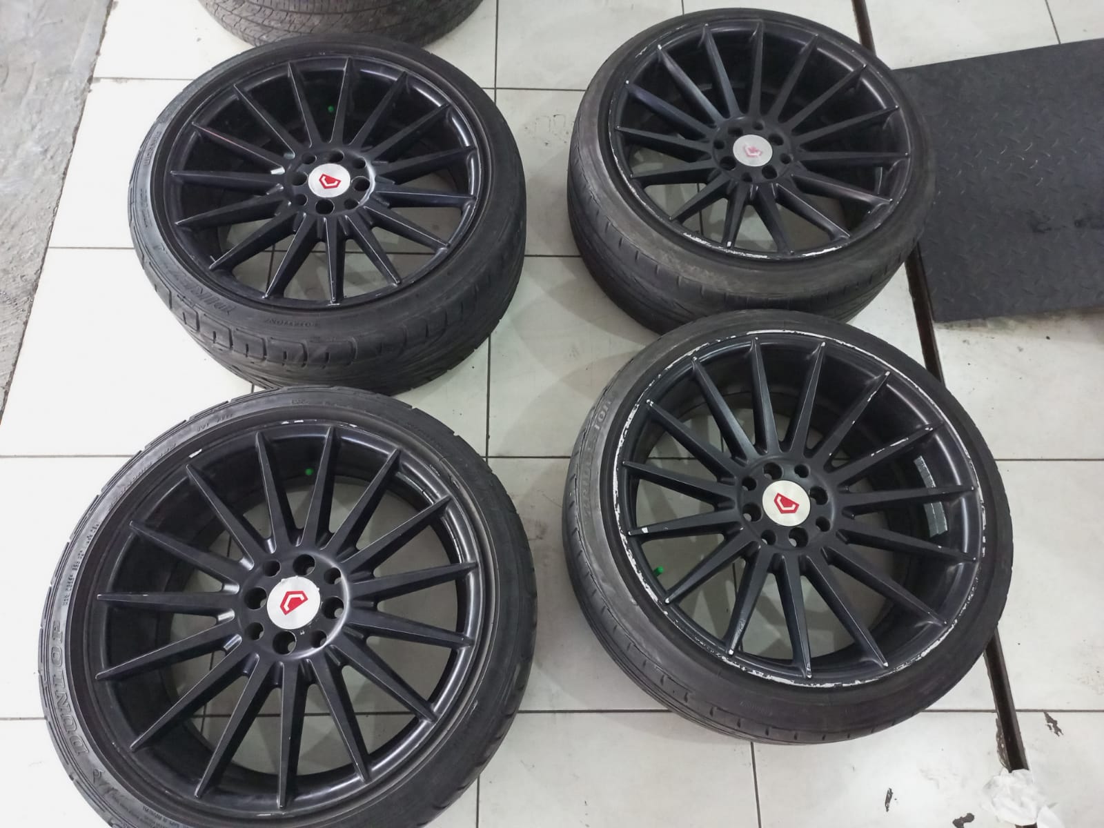 VELG MOBIL BEKAS VOSSEN R18X8/9 8X100/114,3 BLACK + DUNLOP(2) 225 40 R18