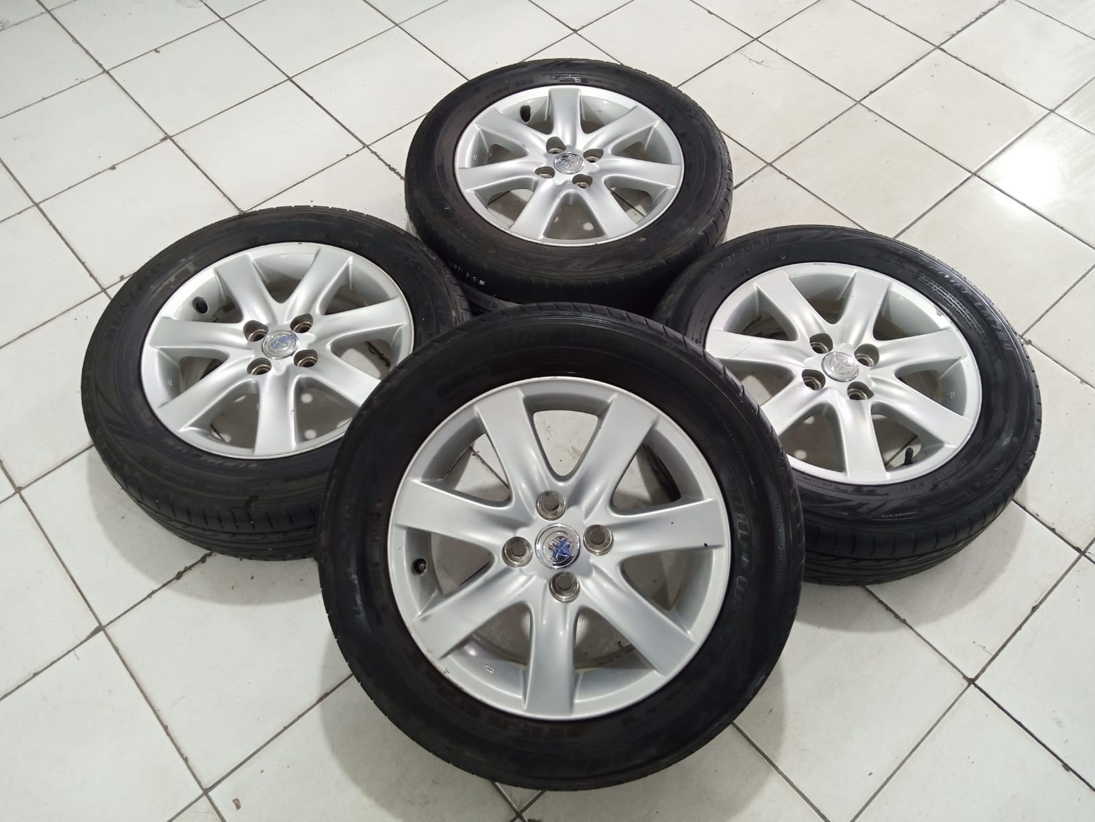 Velg Bekas Standar Vios Ring 15 Pcd 4×100 Silver