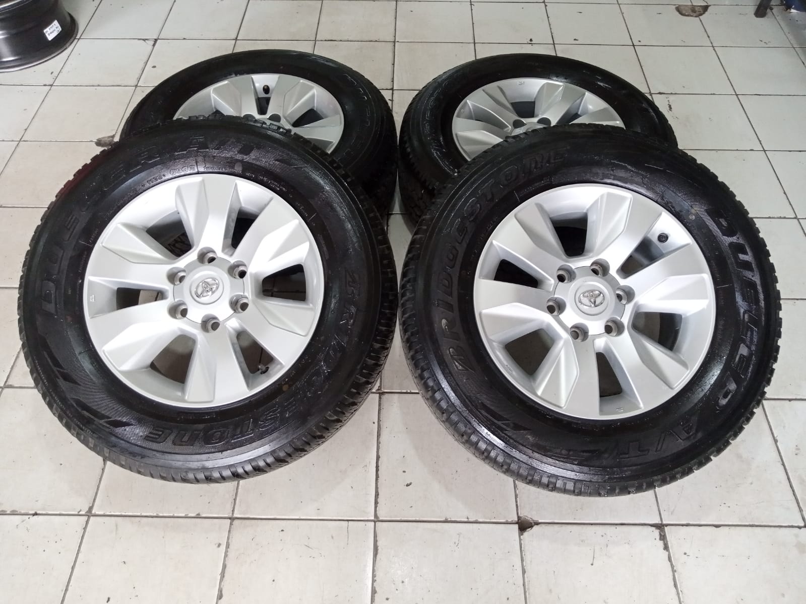 Velg Bekas Oem Hilux Ring 17 Pcd 6×139,7 Plus Ban