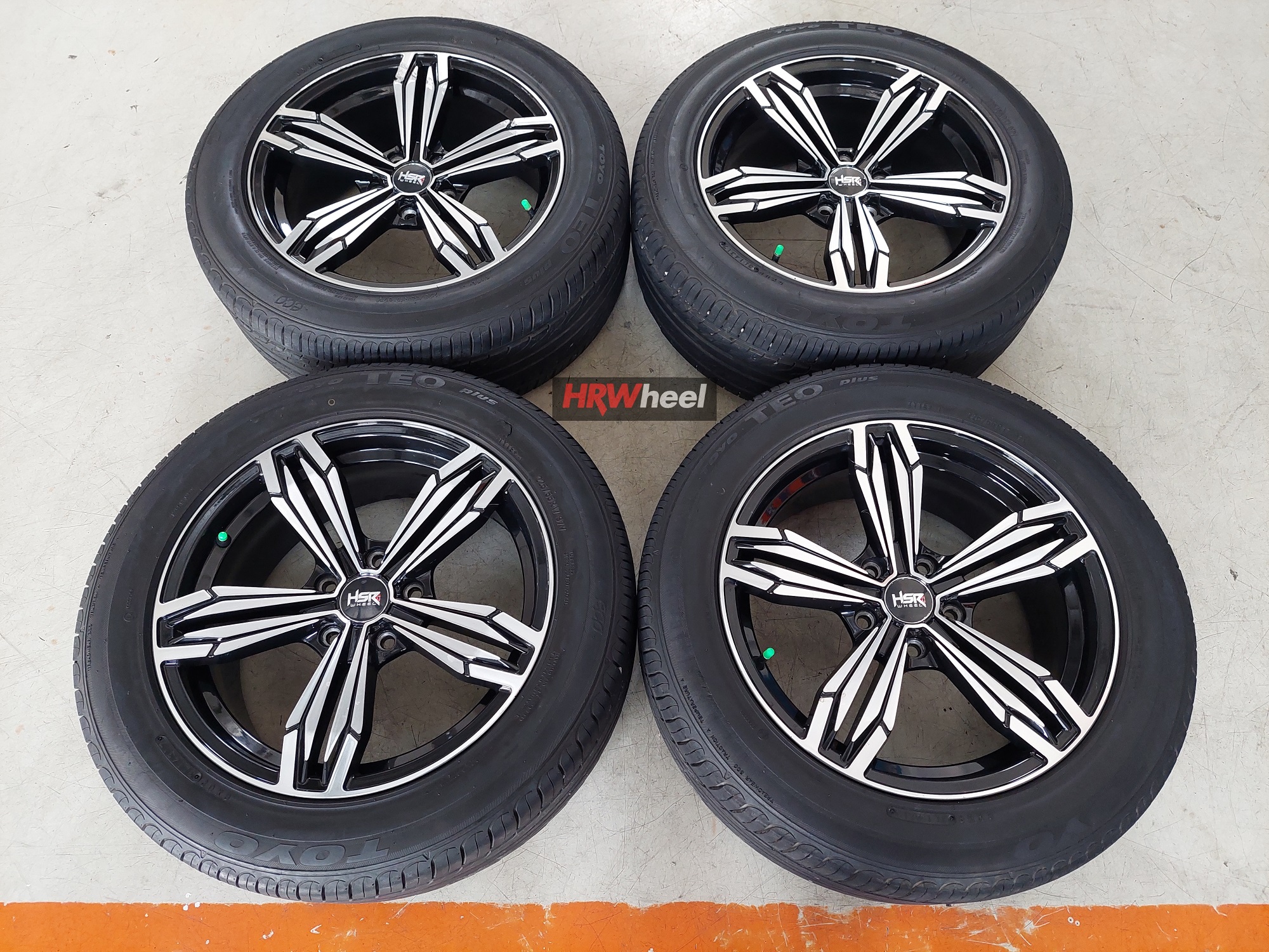 Velg Bekas HSR Merkin Ring 17 Pcd 5 x114,3 + Ban Cocok Buat Mobil HRV Rush Innova