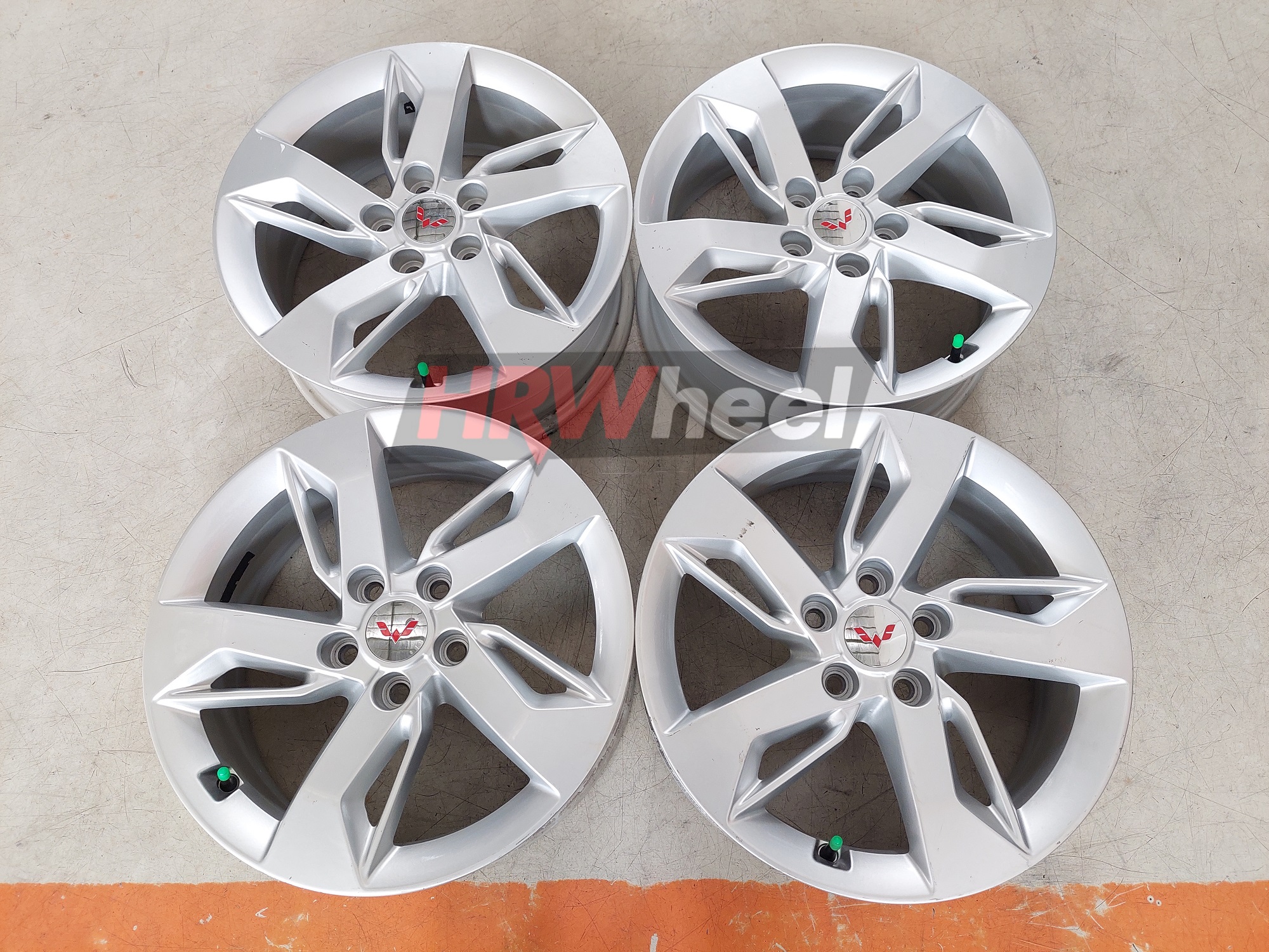 Velg Mobil Seken Original Wuling Almaz Ring 17 – R17 Pcd 5×114 Silver